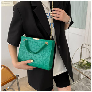 2026 New Luxury Solid Color Women Chain Crossbody Bag Trendy Designer Leisure Shoulder Messenger Handbag