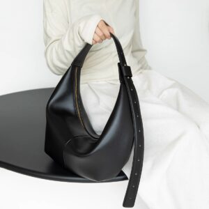 Dumpling Underarm Commuter Hand Carry, Shoulder Crossbody Bag, Large Capacity Black Bag.