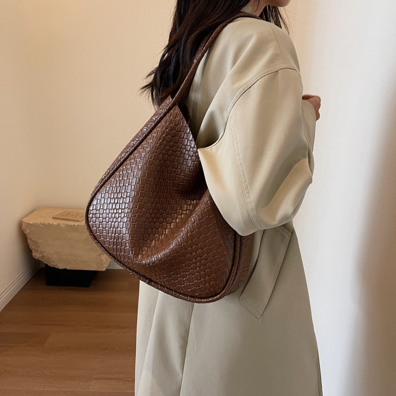 Vintage Fashion Large Capacity Women's Simple Tote Niche Texture Shoulder Bag - Image 6