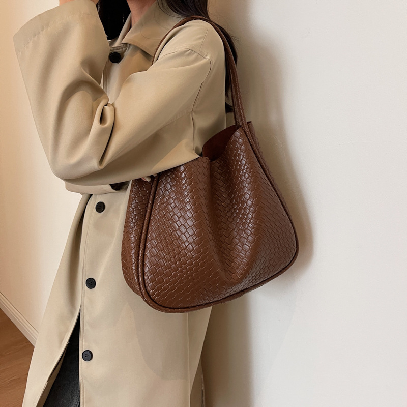 Vintage Fashion Large Capacity Women's Simple Tote Niche Texture Shoulder Bag - Image 4
