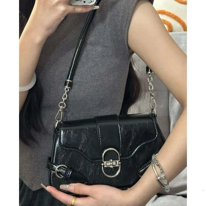 New Underarm Melard Hardware Lock Flip Commuter Crossbody Bag For Women Two-in-One - Image 4