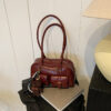 With pendant red