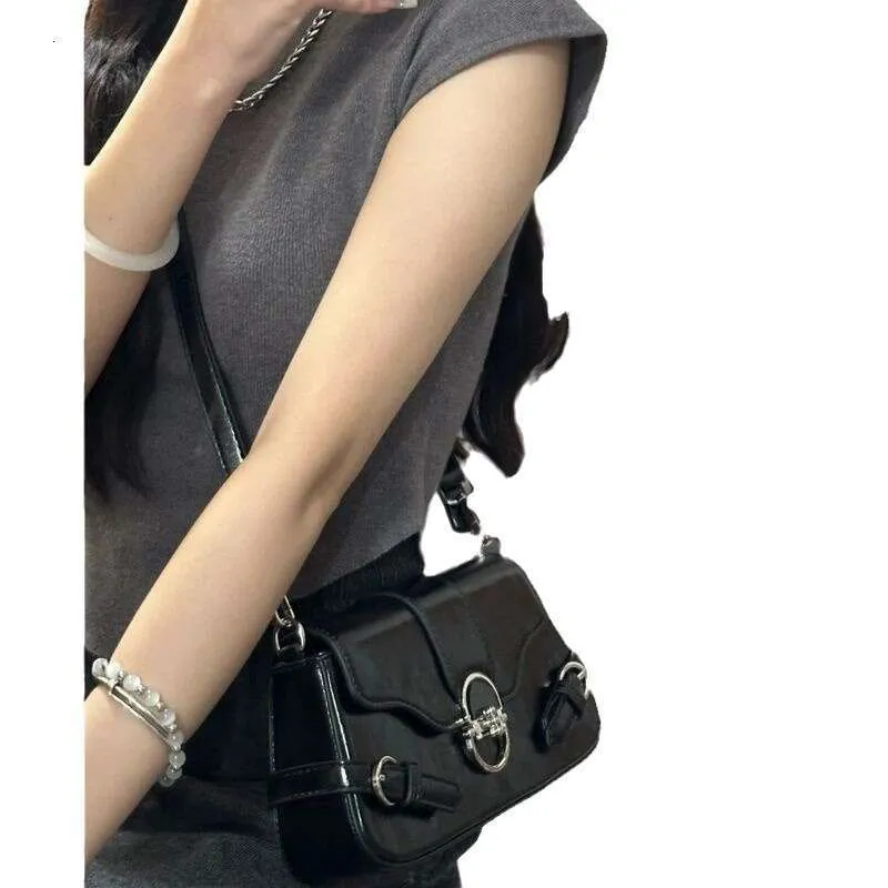New Underarm Melard Hardware Lock Flip Commuter Crossbody Bag For Women Two-in-One - Image 5