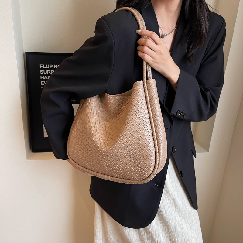Vintage Fashion Large Capacity Women's Simple Tote Niche Texture Shoulder Bag - Image 8