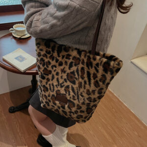 Women’s Stylish Niche Design Tote 2026 New Lightweight Korean Fashion Commuter Shoulder Bag Trendy