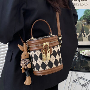 This year’s popular small women’s 2026 spring new fashion niche messenger texture Diamond portable bucket bag