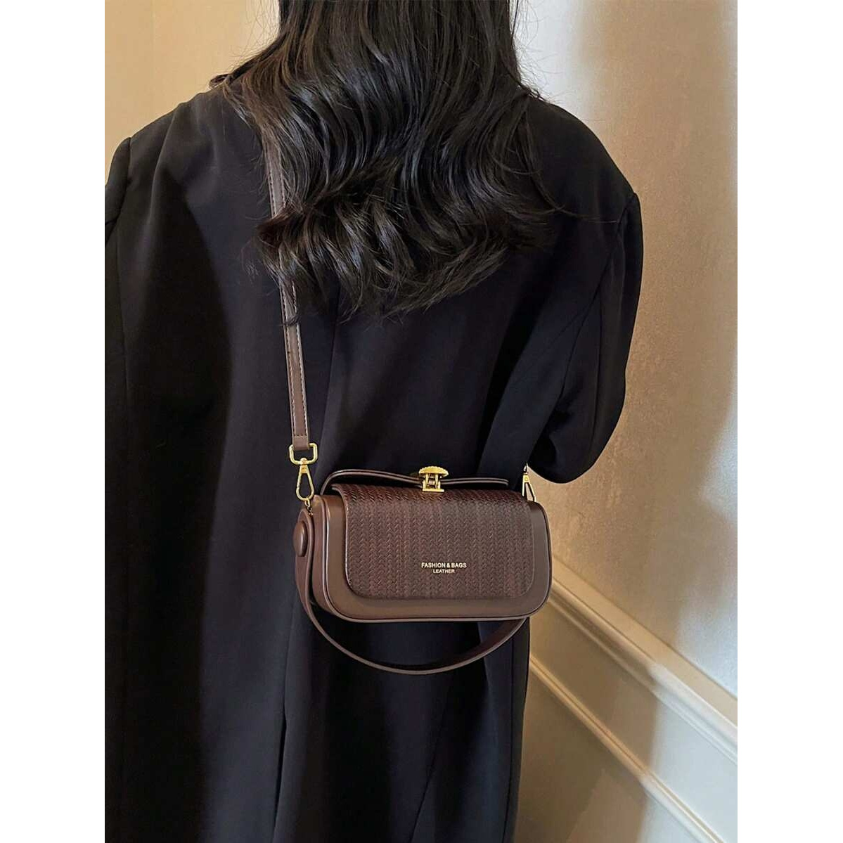 Vintage Weave Barrel Handbag Ladies Luxury Lock Design Daily Crossbody Purse - Image 4