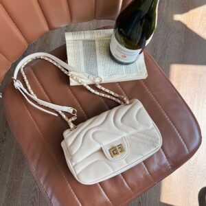 High-end sense this year popular fragrant wind chain exquisite small female 2026 new fashion all-match Messenger bag