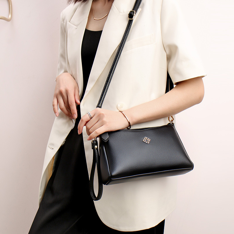 Women's High-quality Fashion Middle-aged Mother Soft Shoulder Messenger Bag - Image 3