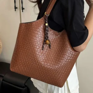 Women’s Large Capacity Shoulder Summer New Versatile Commuter Underarm Trendy Tote Bag This Year