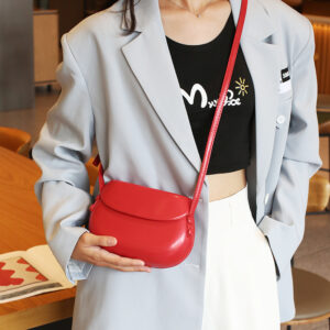 2026 New large-sized pressed shell versatile leather saddle casual and fashionable shoulder bag, crossbody bag