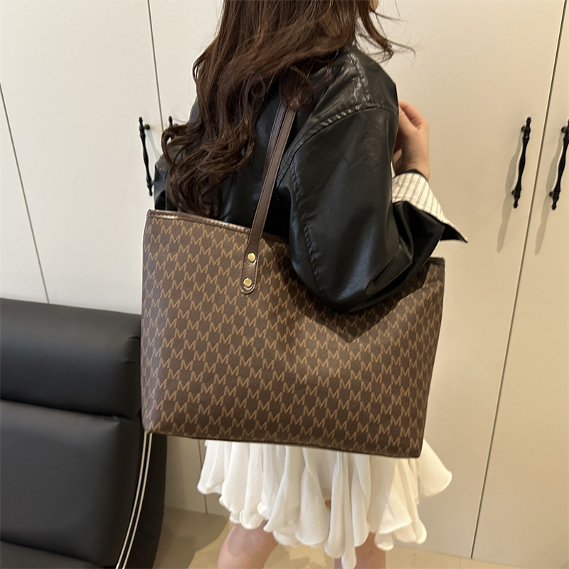 2026 New Women's Simple Fashion Letter Print Shoulder Tote Bag - Image 3