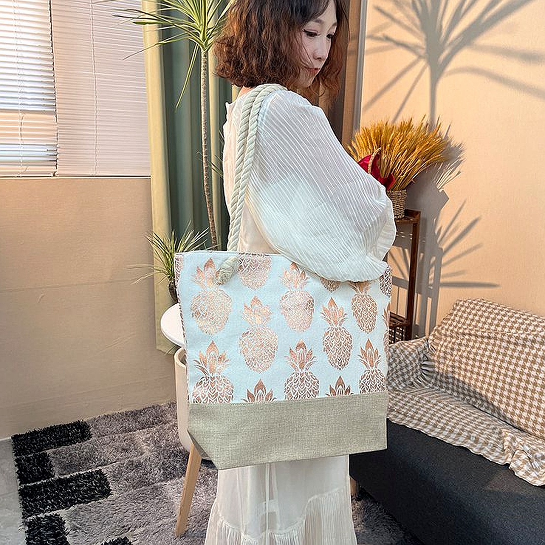 Large Capacity Women's Shoulder Thick Rope Zippered Gold Stamped Travel Diaper Bag - Image 4